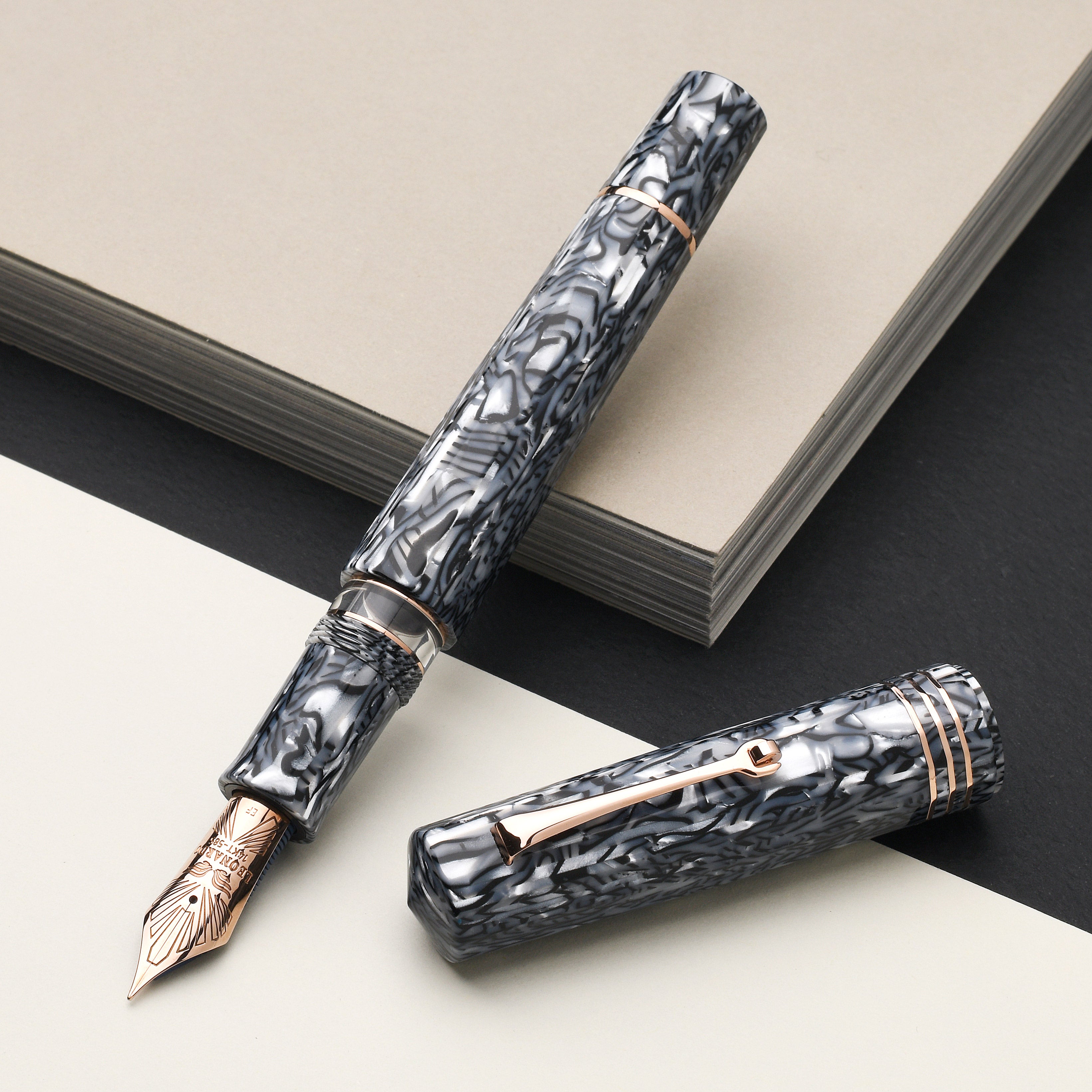 leonardo-officina-italiana-gran-maestro-zebra-celluloide-sfaccettata-penna-stilo image 1