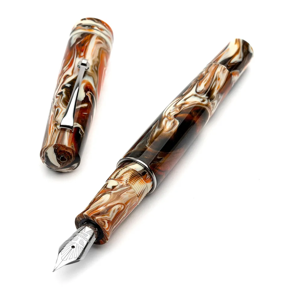 leonardo-officina-italiana-momento-zero-grande-calico-koi-j-brooks-stilografica- image 1
