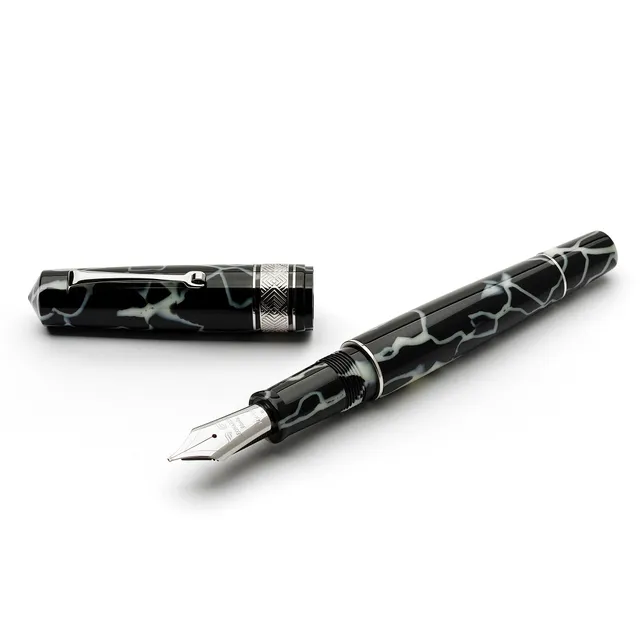 leonardo-officina-italiana-momento-magico-wild-celluloid-bianco-nero-stilografic image 1