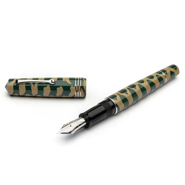 leonardo-officina-italiana-momento-zero-grande-ebonite-verde-crema-la-fenice-pen image 1