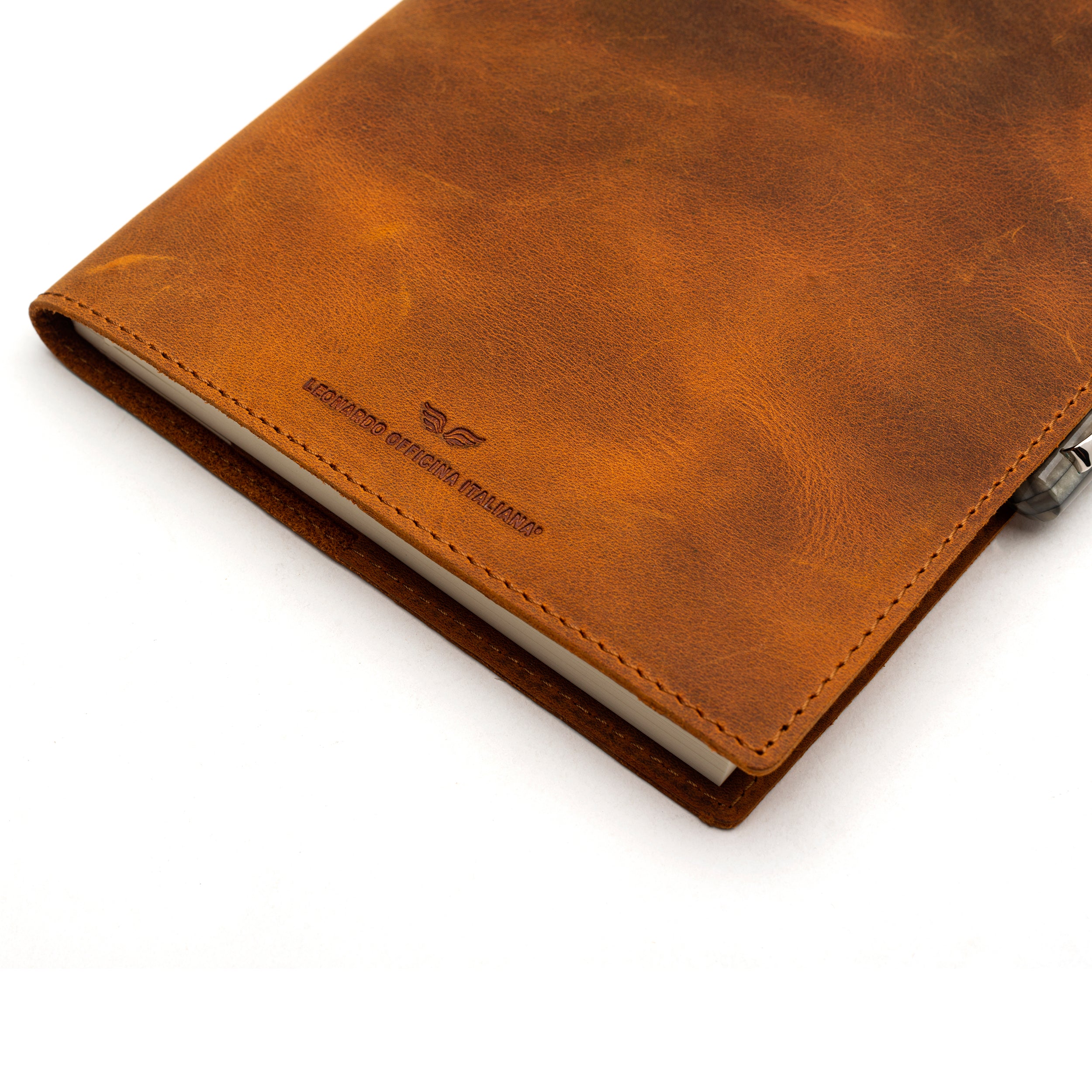 leonardo-officina-italiana-taccuino-sottile-a5-in-pelle-crazy-horse-tan-con-quad image 4