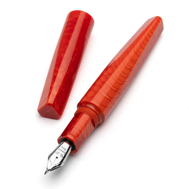 leonardo-officina-italiana-essenza-poliedrica-pelle-di-drago-juma-rosso-corallo- image 1