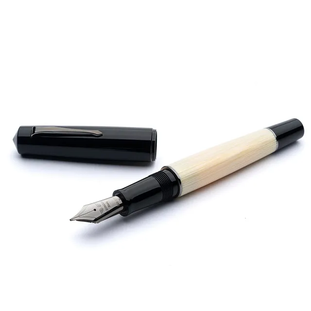 leonardo-officina-italiana-momento-zero-grande-minimalist-bianco-nero-celluloide image 1