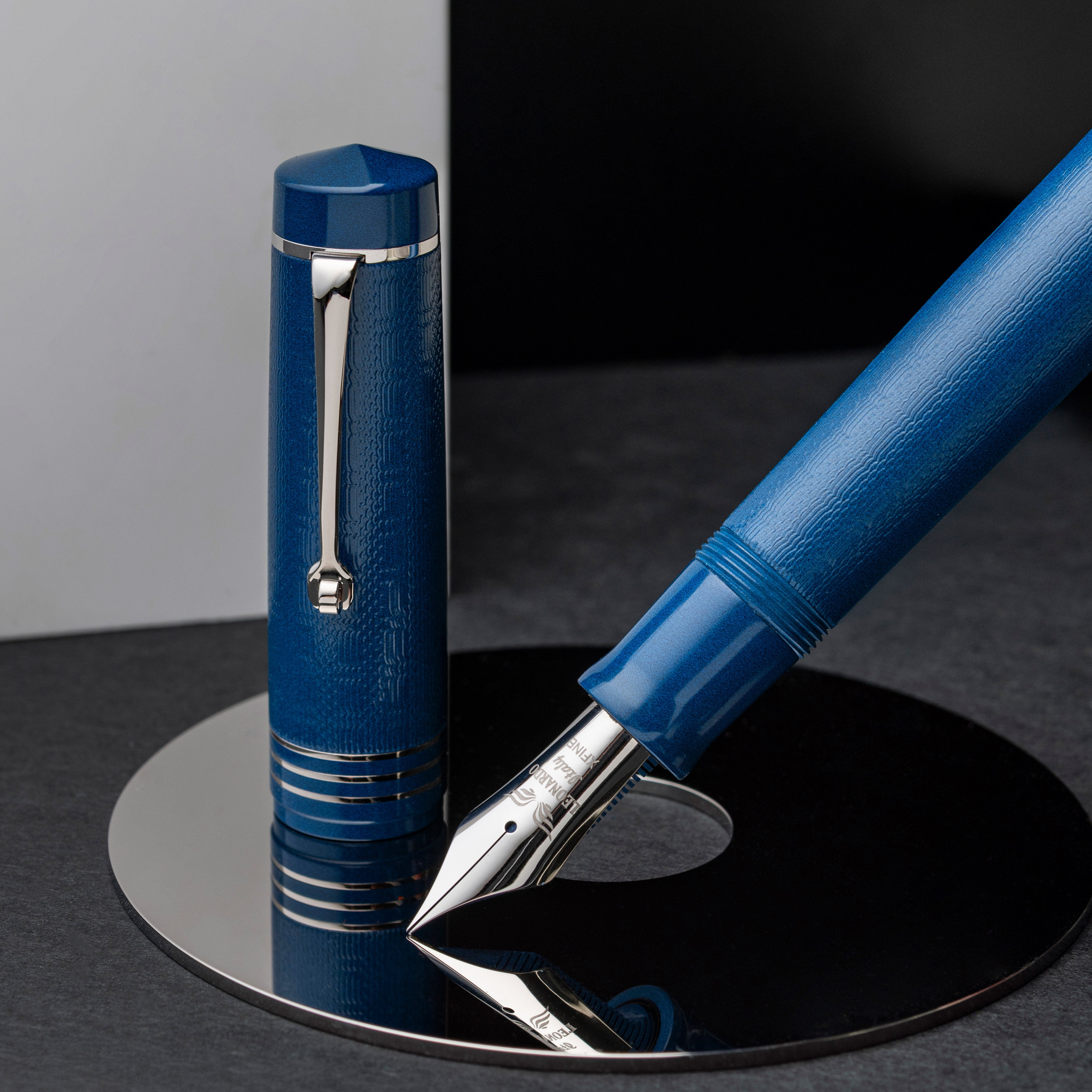 leonardo-officina-italiana-audace-art-nouveau-ebanite-blu-guilloch-milano-penna- image 3