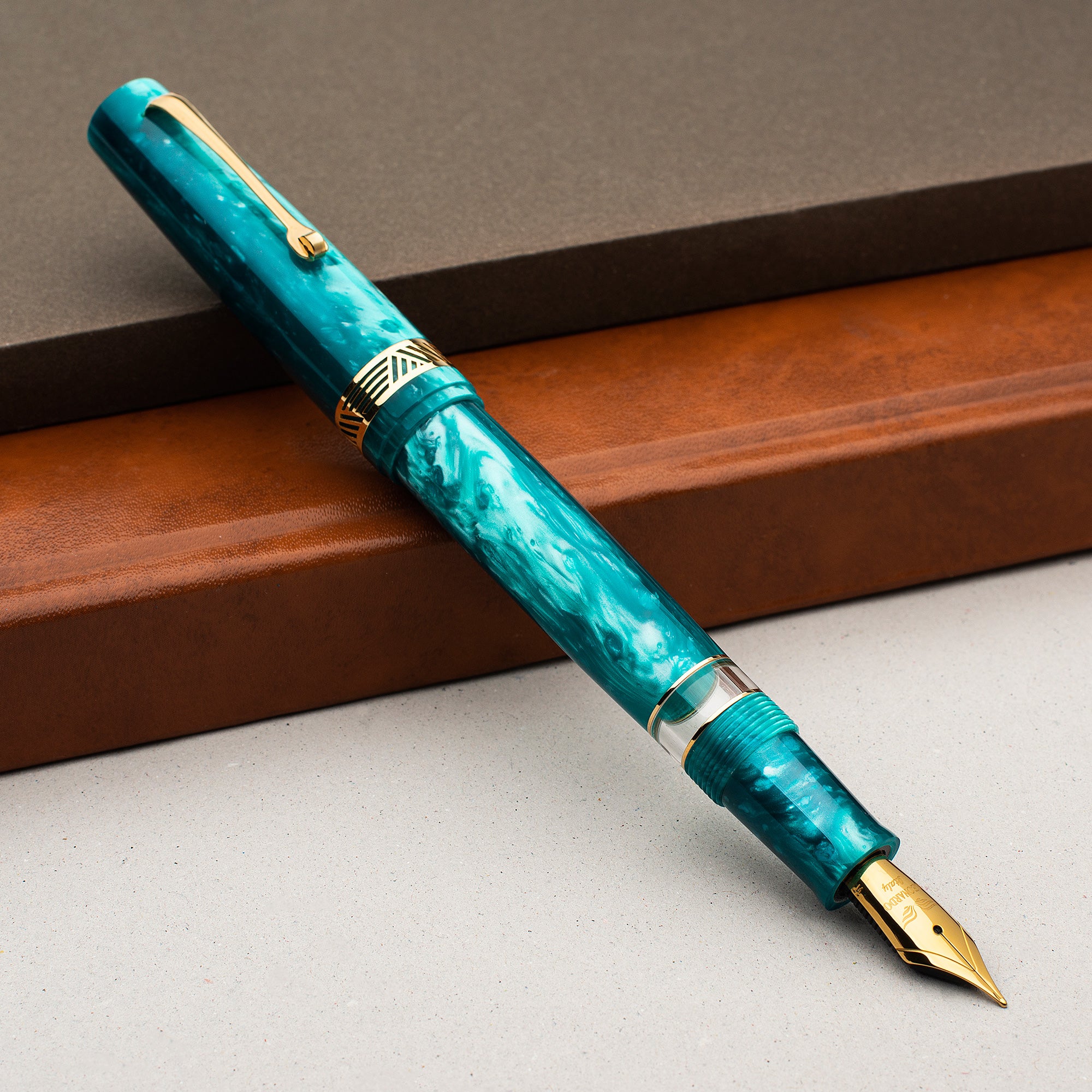 leonardo-officina-italiana-momento-magico-stilografica-emerald-pennino-acciaio image 5