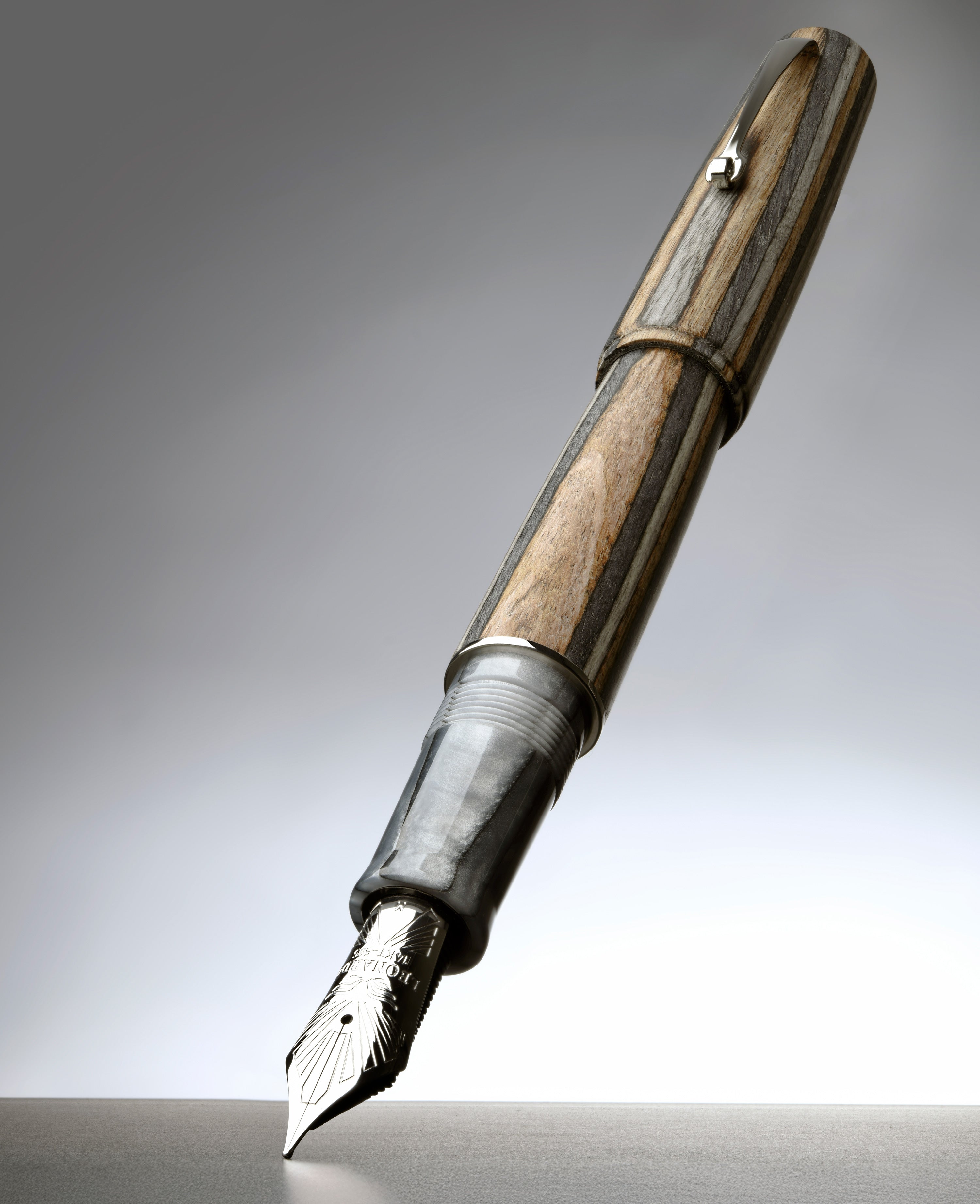 leonardo-officina-italiana-momento-zero-grande-minimalist-nut-stilografica-in-le image 3