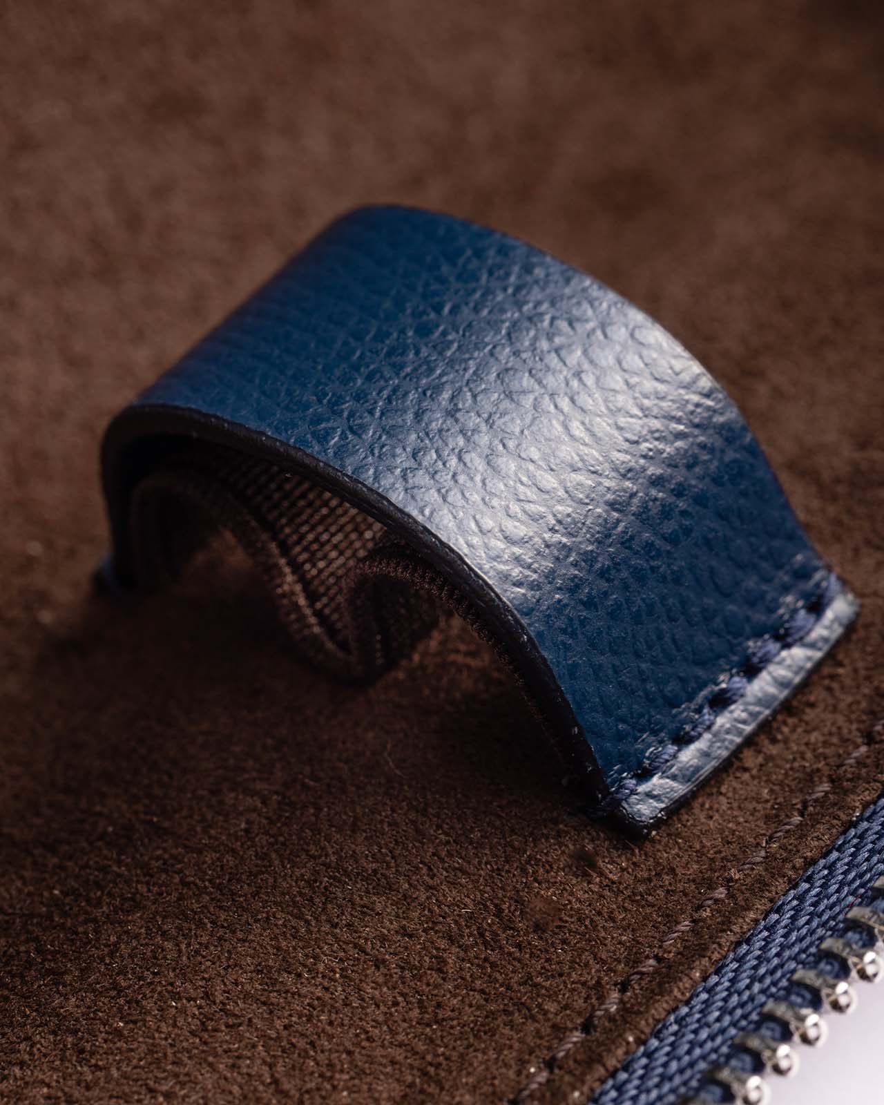 scribo-astoz-blu-notte-astuccio-porta-penne-in-pelle-a-2-posti-con-zip image 2