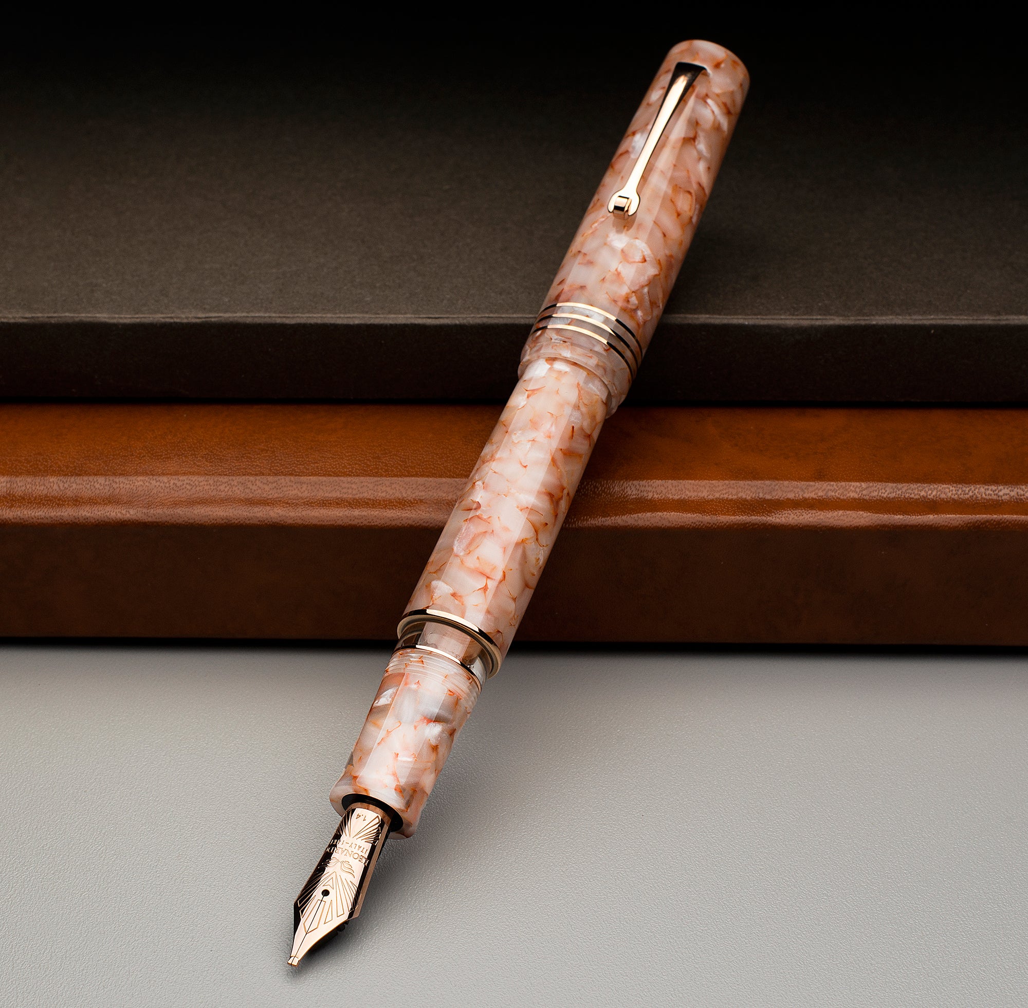 leonardo-officina-italiana-momento-zero-grande-2-0-pelle-d-angelo-stilografica-p image 4