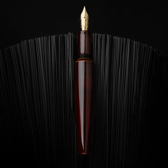 leonardo-officina-italiana-essenza-poliedrica-tamenuri-rosso-penna-stilografica- image 1