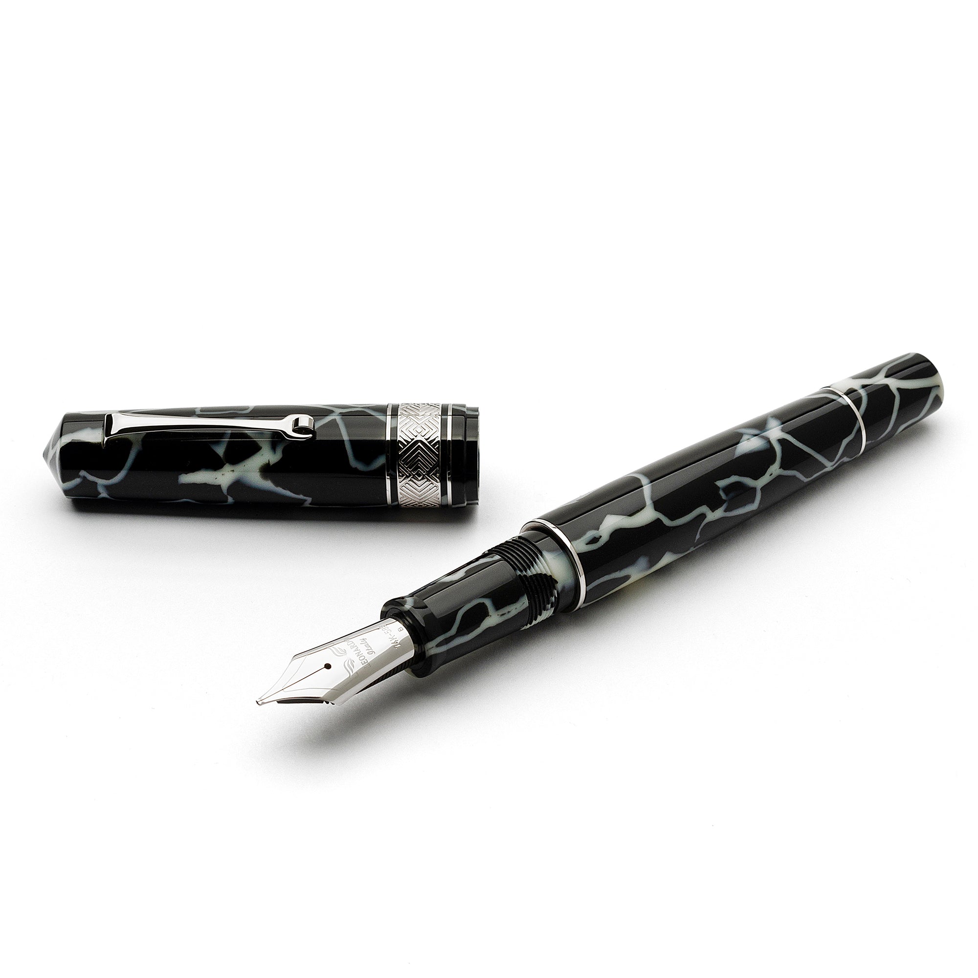 leonardo-officina-italiana-momento-magico-wild-celluloid-bianco-nero-stilografic image 1