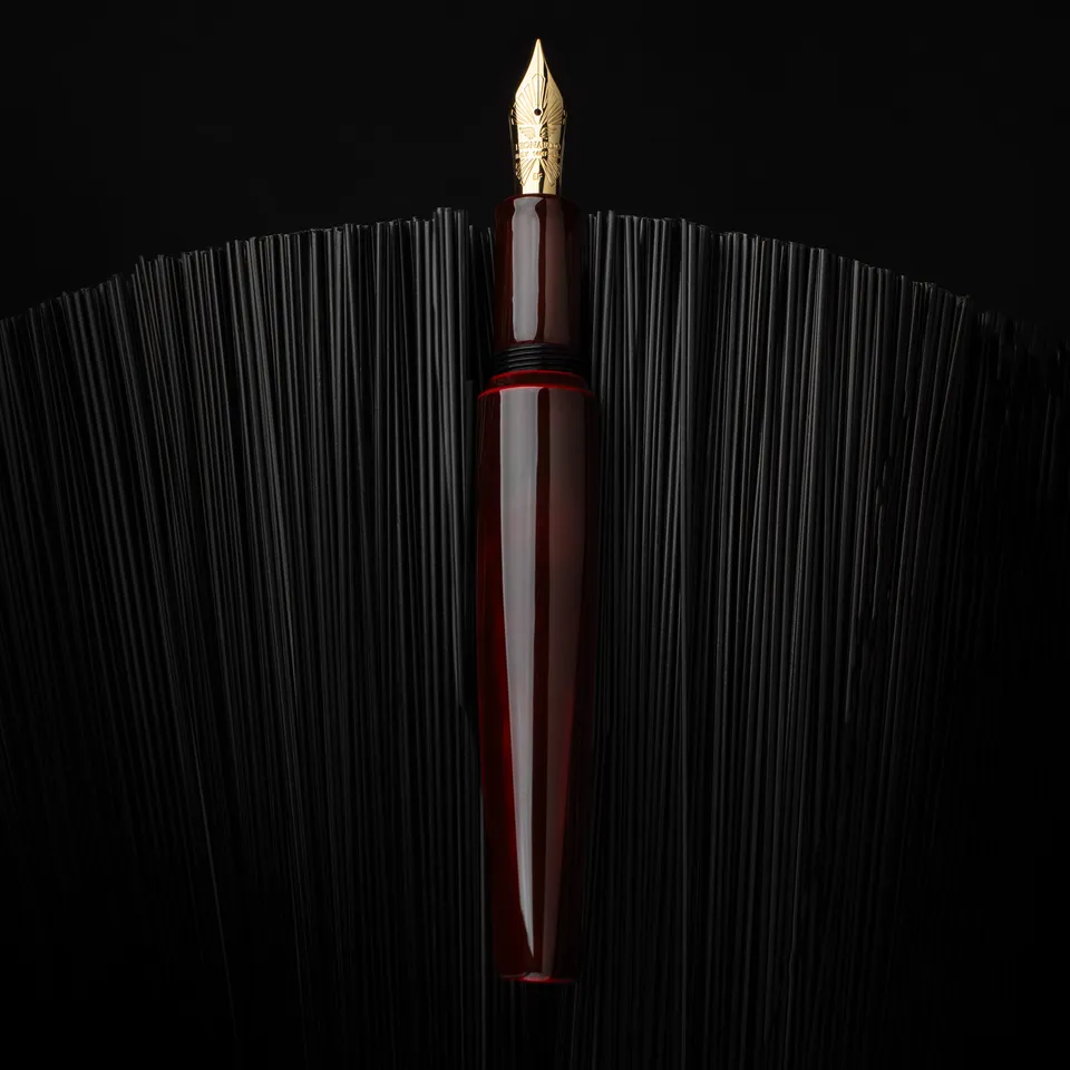 leonardo-officina-italiana-essenza-poliedrica-penna-stilografica-tamenuri-rossa- image 1