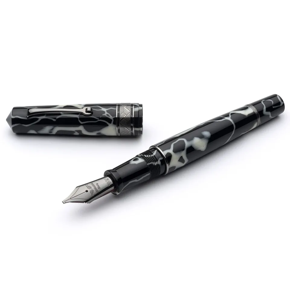 leonardo-officina-italiana-momento-zero-grande-bianco-nero-celluloide-penna-stil image 1