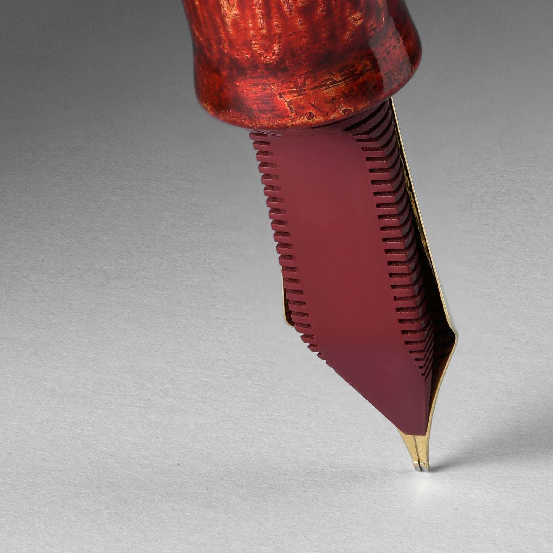 leonardo-officina-italiana-essenza-vesuvio-foglia-d-oro-e-lacca-penna-stilografi image 3