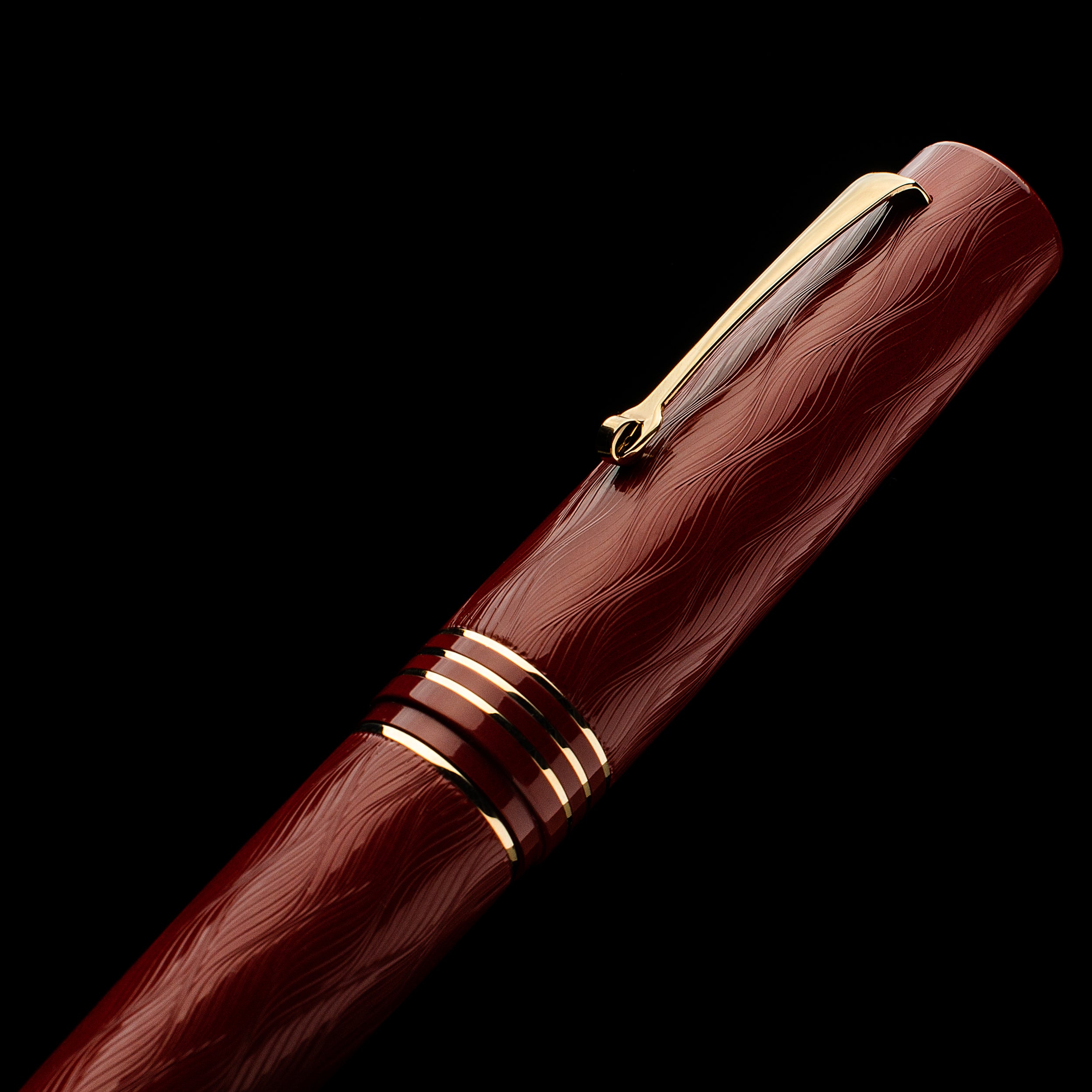 leonardo-officina-italiana-audace-guilloch-onde-ebanite-granata-penna-stilografi image 4