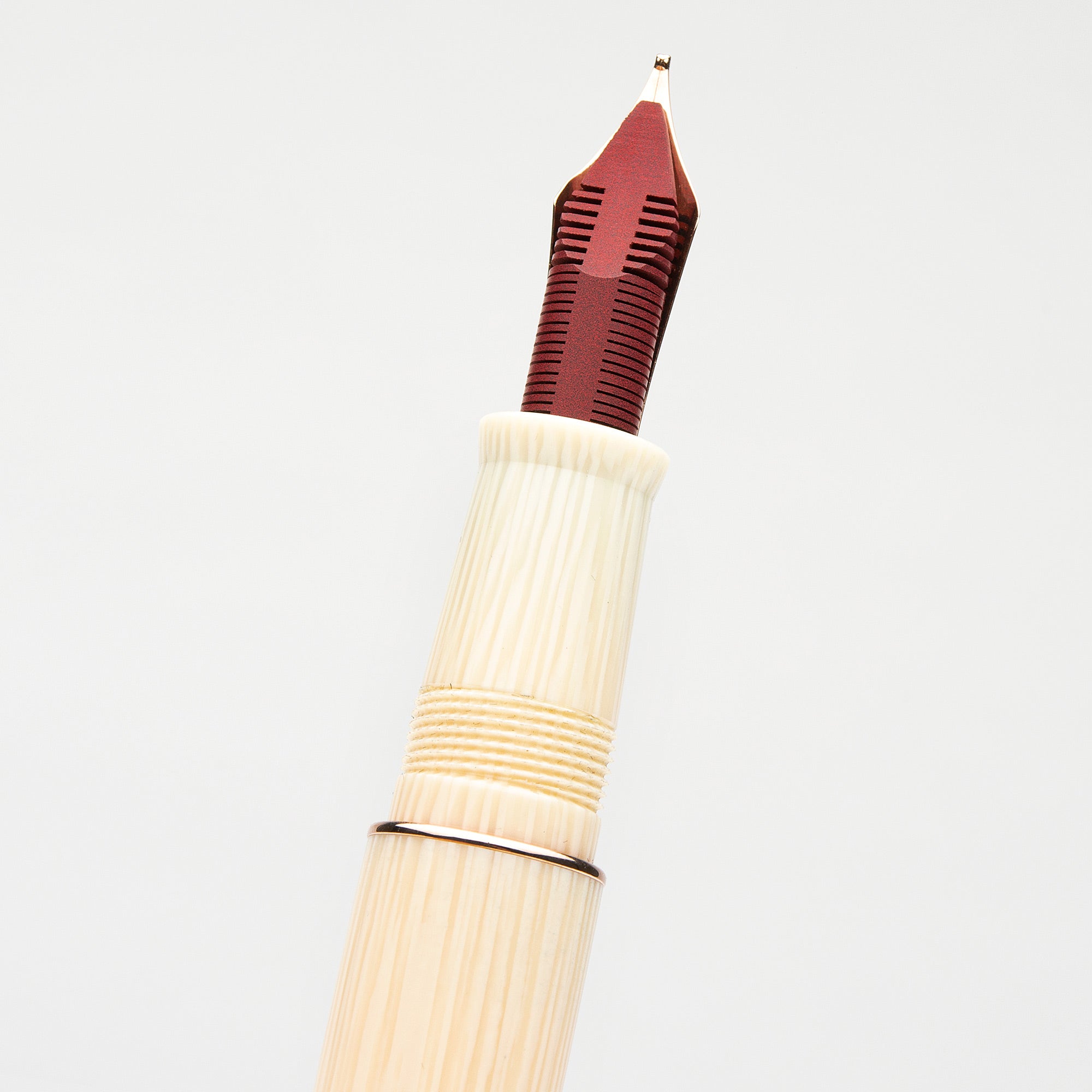 leonardo-officina-italiana-momento-zero-celluloide-beige-edizione-speciale-penna image 3