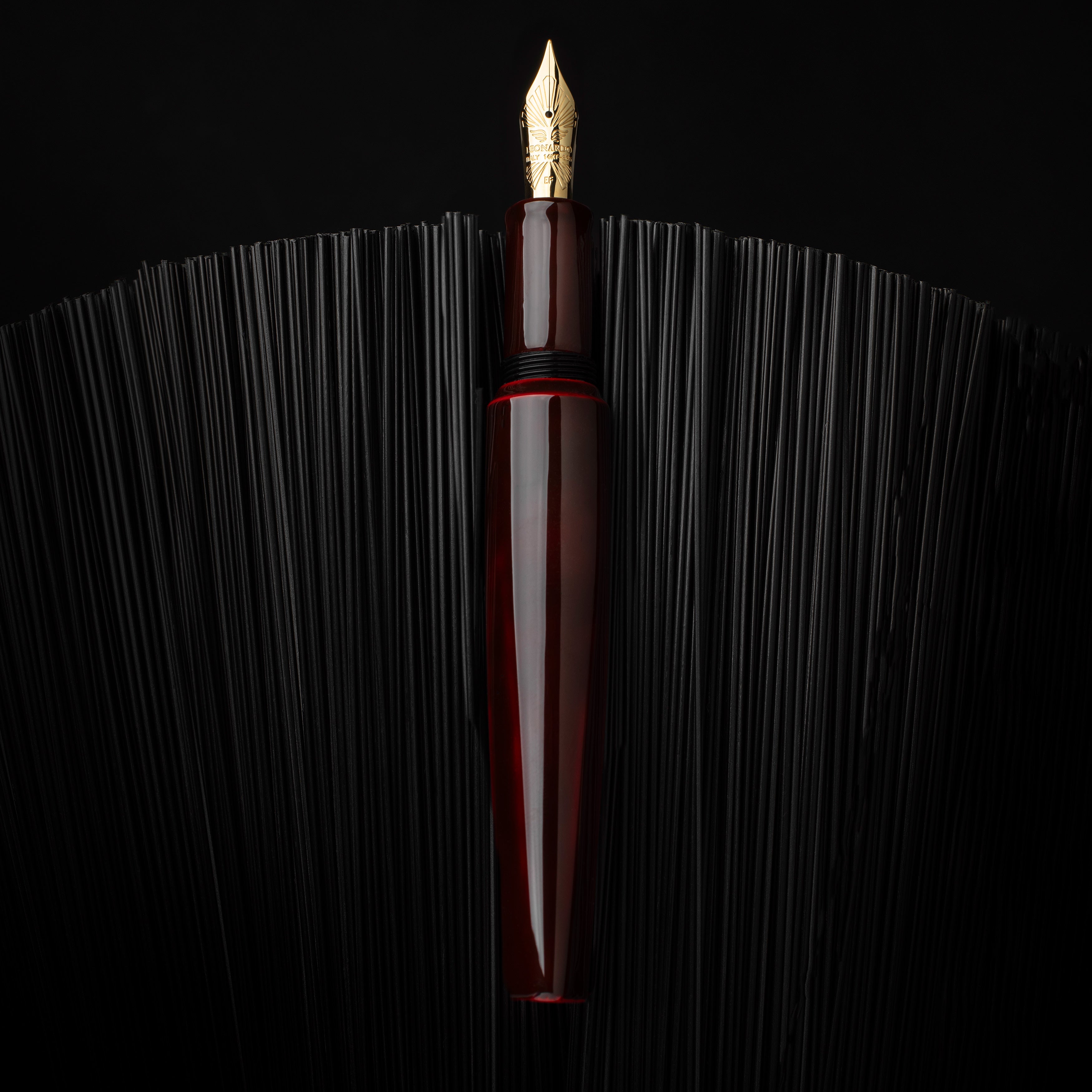 leonardo-officina-italiana-essenza-poliedrica-penna-stilografica-tamenuri-rossa- image 1